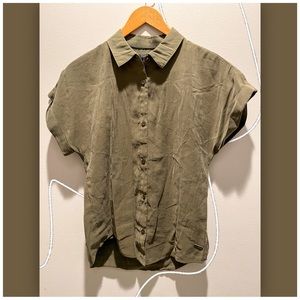 🌿🦎Olive Tahari Button Up✳️🛶